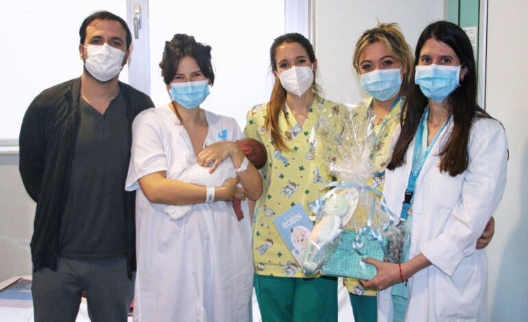 El ministro Alberto Garzón da la bienvenida a su tercer hijo en el Hospital de Torrejón