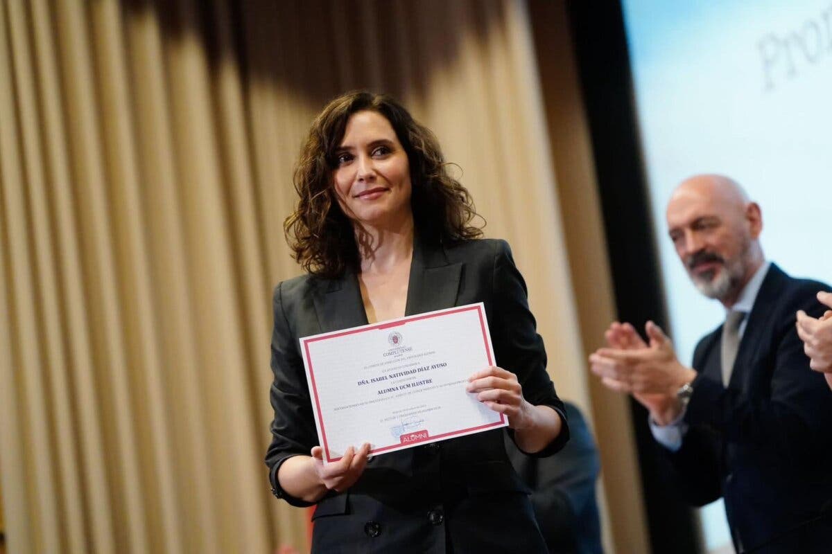 Ayuso recibe el reconocimiento de Alumna Ilustre de la UCM entre aplausos y protestas de estudiantes