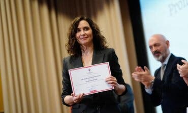 Ayuso recibe el reconocimiento de Alumna Ilustre de la UCM entre aplausos y protestas de estudiantes