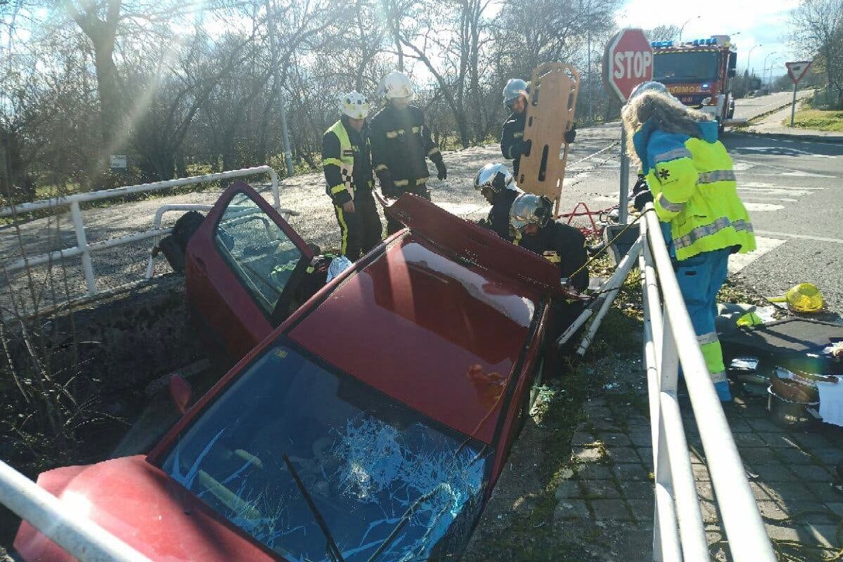Rescatan a un conductor de 87 años tras quedar atrapado en un hueco entre dos carreteras en Soto del Real