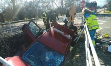 Rescatan a un conductor de 87 años tras quedar atrapado en un hueco entre dos carreteras en Soto del Real