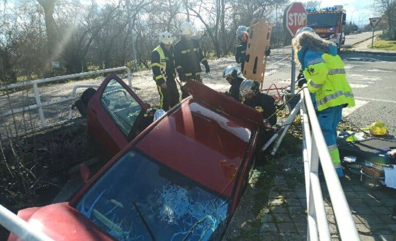 Rescatan a un conductor de 87 años tras quedar atrapado en un hueco entre dos carreteras en Soto del Real