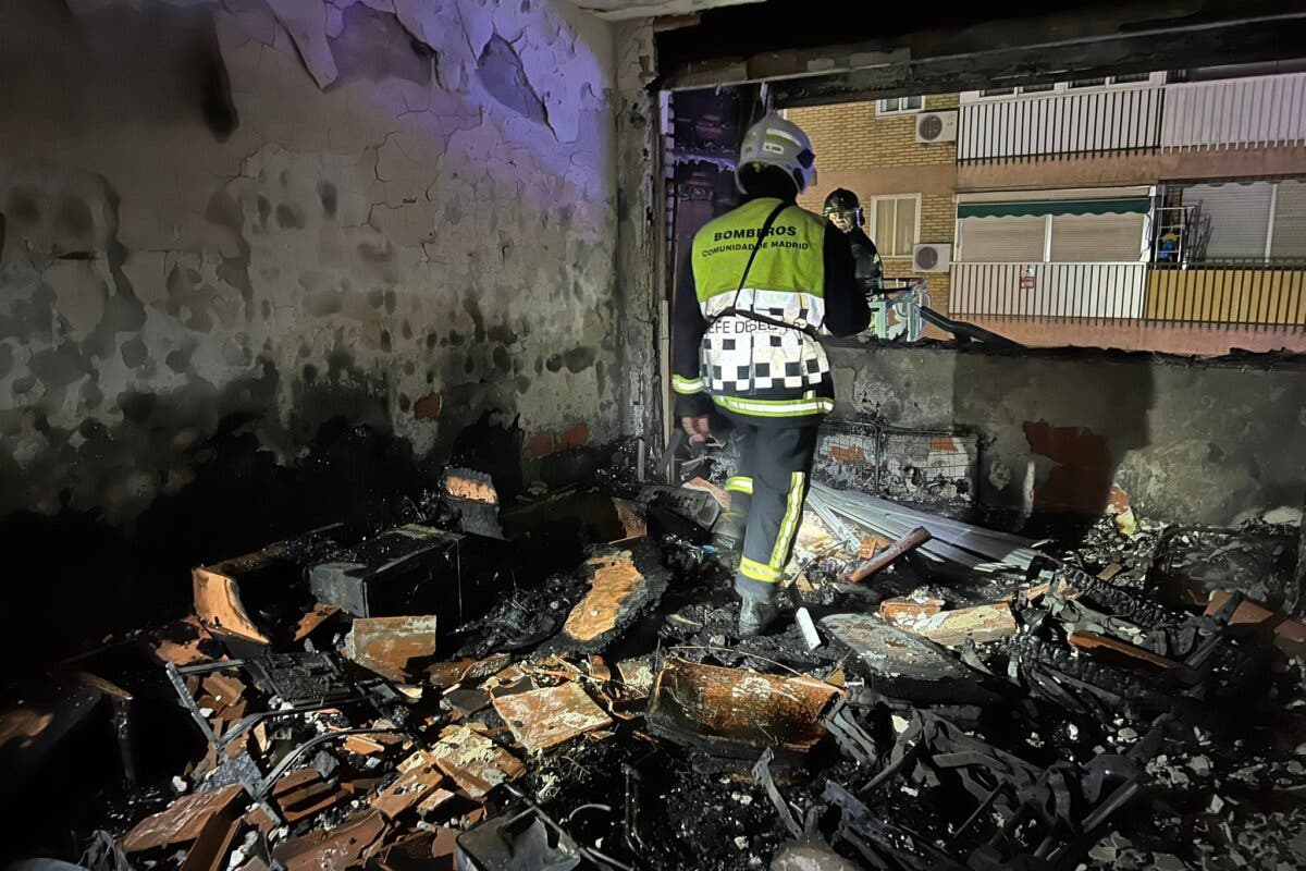 Una familia pide auxilio por la ventana tras incendiarse su vivienda en Parla dejando 24 heridos leves 