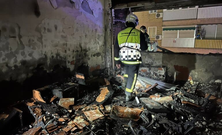 Una familia pide auxilio por la ventana tras incendiarse su vivienda en Parla dejando 24 heridos leves 