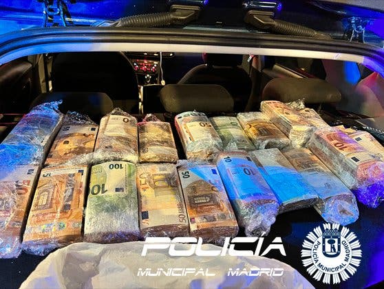 Encuentran 200.000 euros en un coche en la Gran Vía de Madrid 