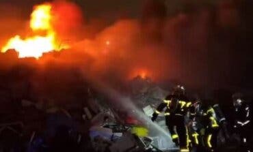 Espectacular incendio en una chatarrería de Leganés en el que han trabajado hasta 18 dotaciones de Bomberos 