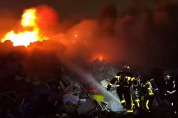 Espectacular incendio en una chatarrería de Leganés en el que han trabajado hasta 18 dotaciones de Bomberos 