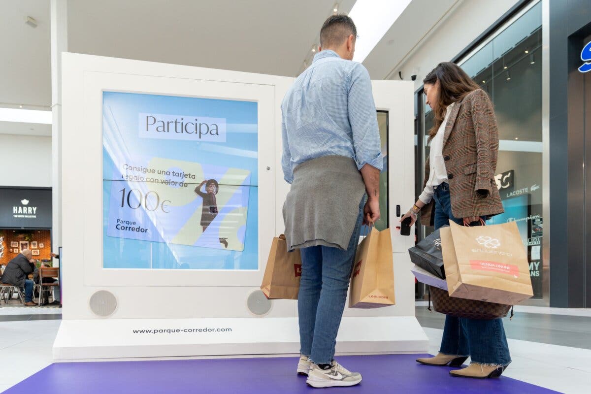 Parque Corredor comienza las rebajas repartiendo tarjetas regalo de 100 euros 