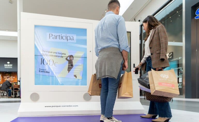 Parque Corredor comienza las rebajas repartiendo tarjetas regalo de 100 euros 