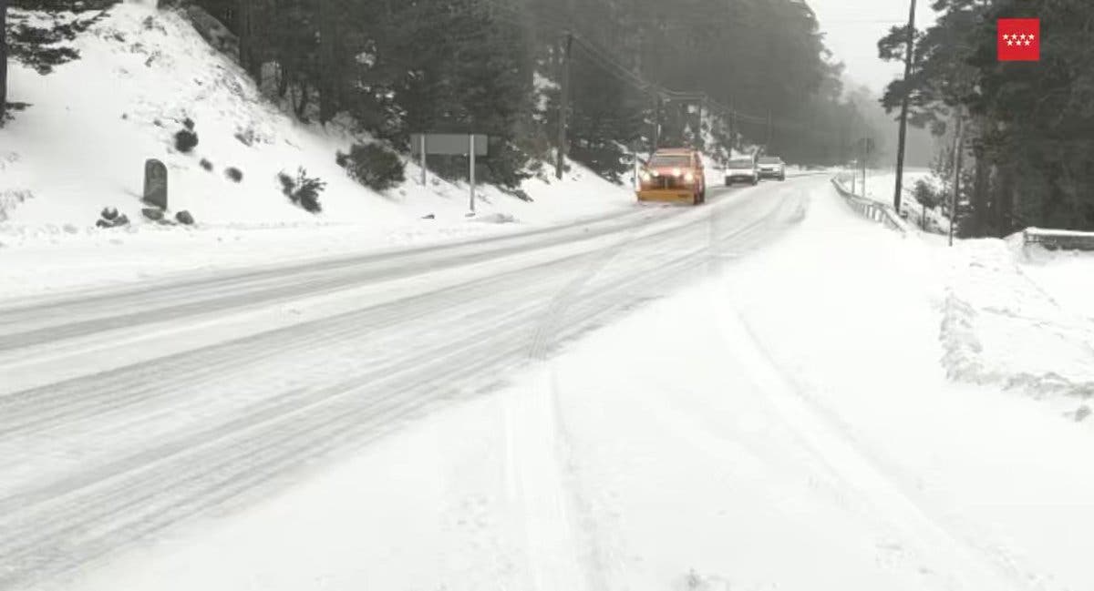 El 112 pide «máxima precaución» en las carreteras de la Sierra de Madrid por la nieve 