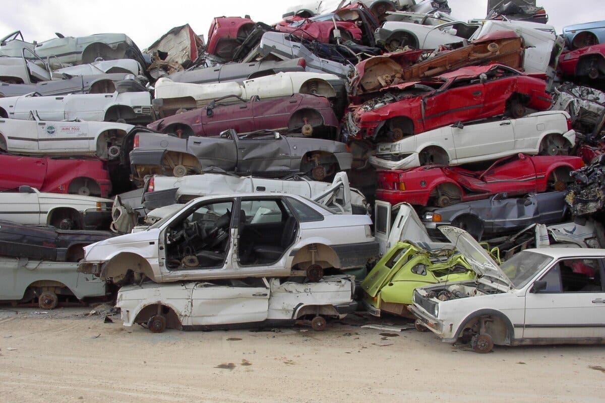 Coslada retira y destruye decenas de vehículos abandonados en las calles 