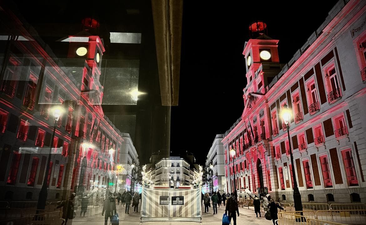 Madrid se ilumina de color carmesí por el 55 cumpleaños del Rey Felipe VI