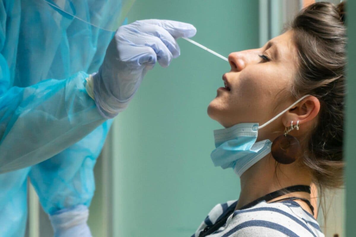 La Comunidad de Madrid compra 500.000 test rápidos de COVID y gripe para hospitales, centros de salud y residencias