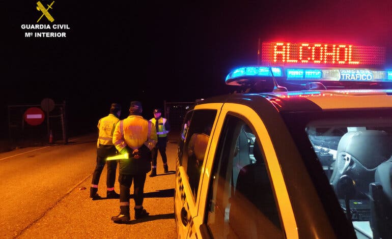 Cazan a un camionero que circulaba en ziz-zag por la A-2 cuadruplicando la tasa de alcoholemia