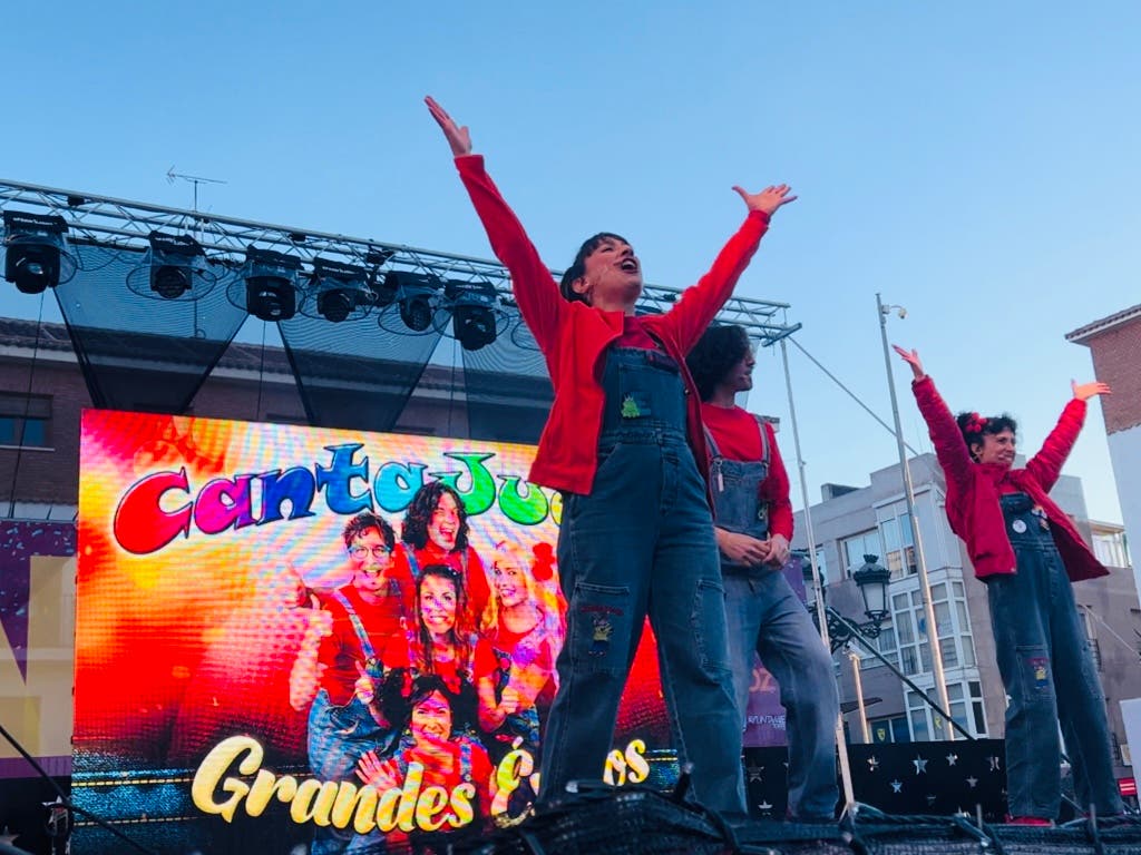 Cantajuego abrió los Carnavales de Torrejón con lleno en la plaza: hoy, gran desfile de disfraces