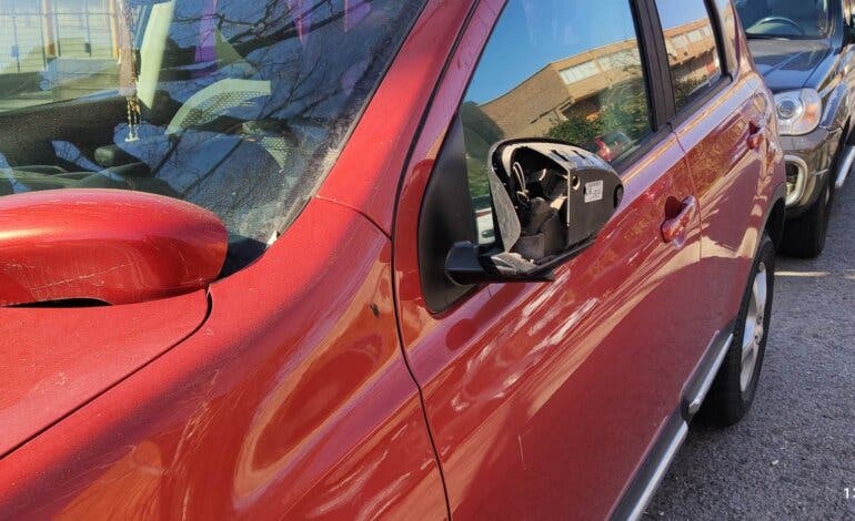 Vandalismo en una calle de Coslada: revientan 37 retrovisores de madrugada 