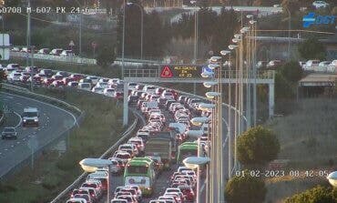 El vuelco de un camión de escombros provoca un gran atasco en la M-607