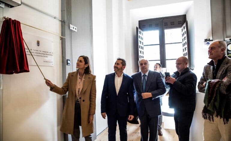 La ministra Reyes Maroto inaugura la nueva Oficina de Turismo de Loeches