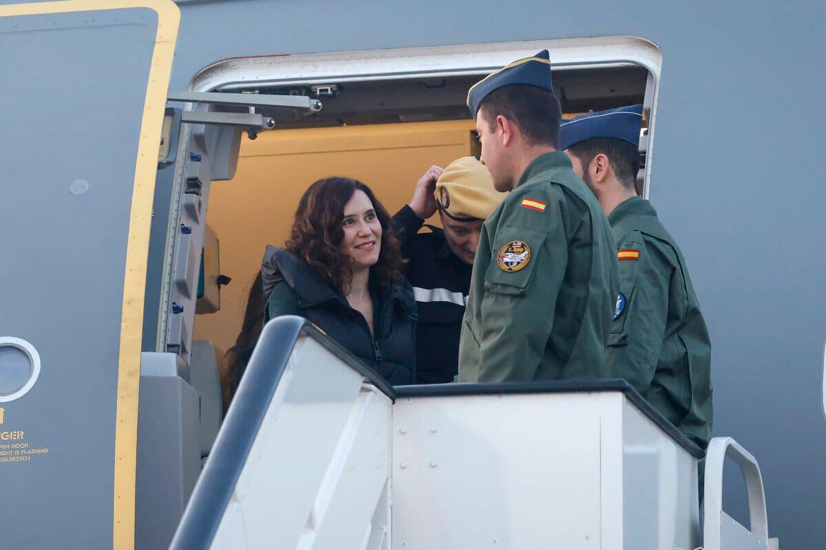 Ayuso recibe en Torrejón a los equipos de rescate madrileños desplazados a Turquía 