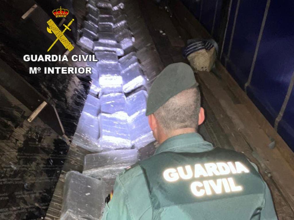 Incautan media tonelada de hachís oculta en un camión que circulaba por la A-2