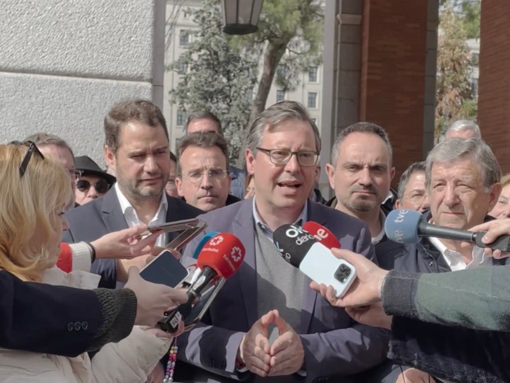 Los alcaldes madrileños del PP se manifiestan contra Sánchez por el caos en Cercanías 