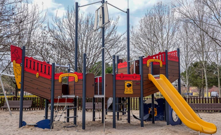Torrejón de Ardoz renueva 1.700 metros cuadrados de zonas infantiles
