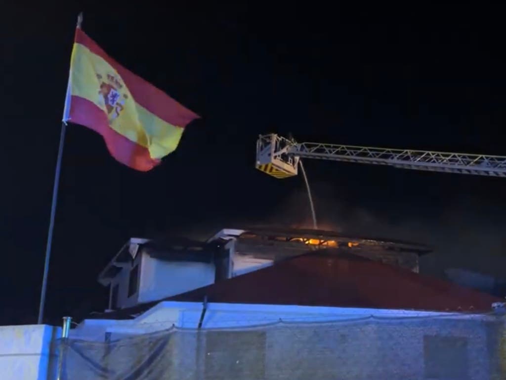 Aparatoso incendio causado por una estufa de pellet en una casa de madera en Colmenar de Oreja