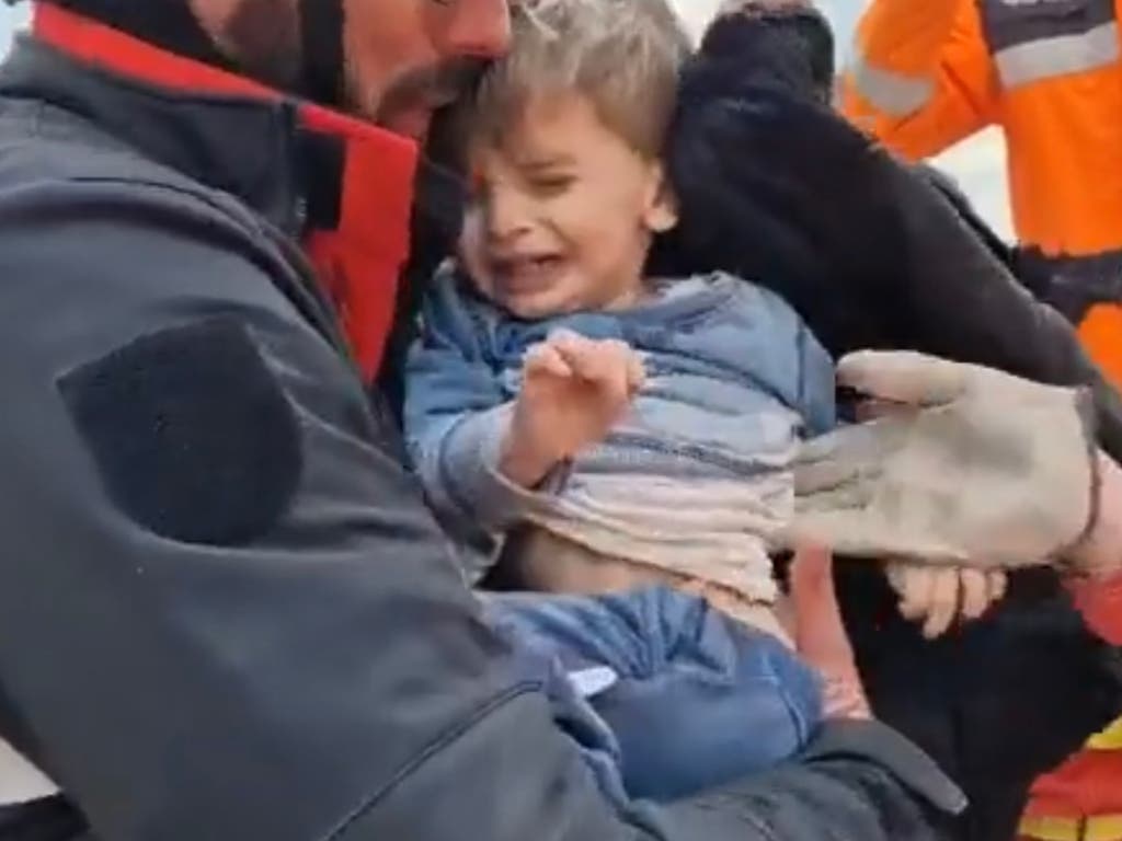La UME rescata con vida en Turquía a dos niños y a su madre