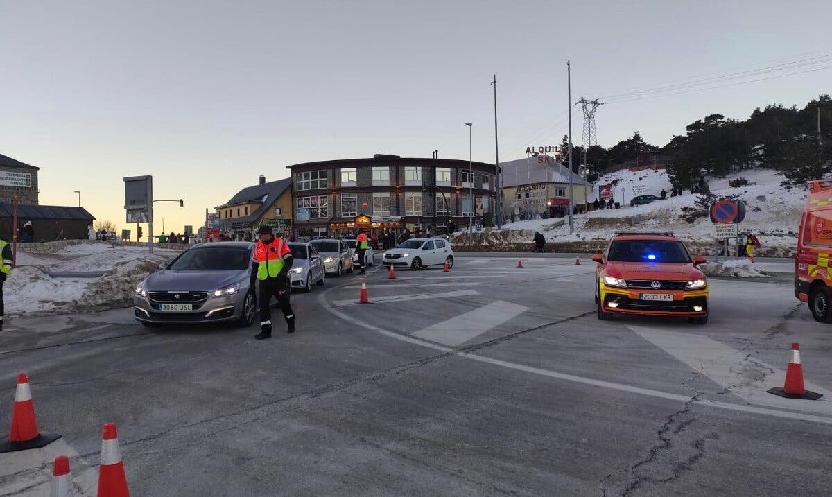 Cortada desde primera hora la M-601 para acceder a Navacerrada y Rascafría al llenarse los aparcamientos 