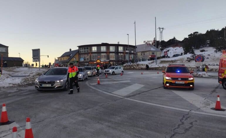Cortada desde primera hora la M-601 para acceder a Navacerrada y Rascafría al llenarse los aparcamientos 