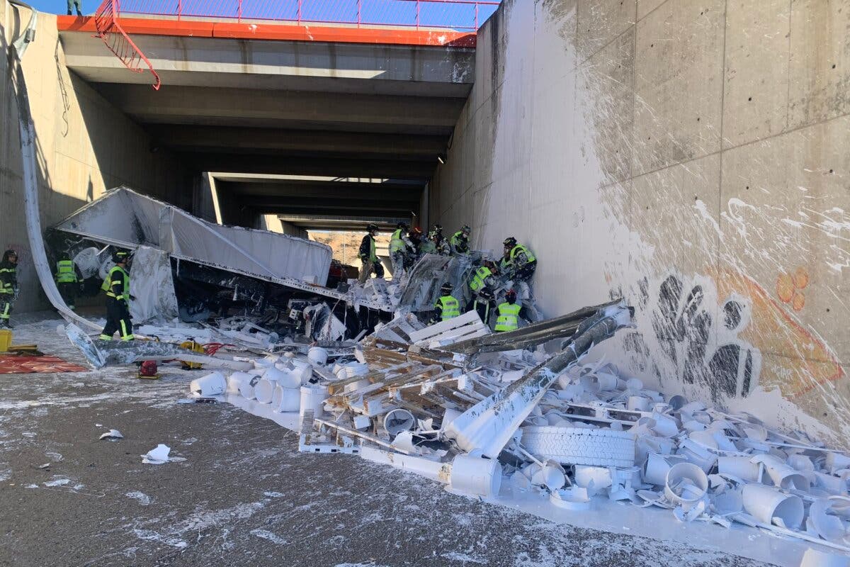 Un tráiler cargado de pintura cae desde la M-45 a la R-3 dejando dos heridos graves 