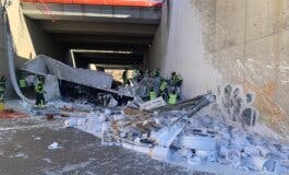 Un tráiler cargado de pintura cae desde la M-45 a la R-3 dejando dos heridos graves 