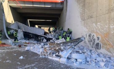 Un tráiler cargado de pintura cae desde la M-45 a la R-3 dejando dos heridos graves 