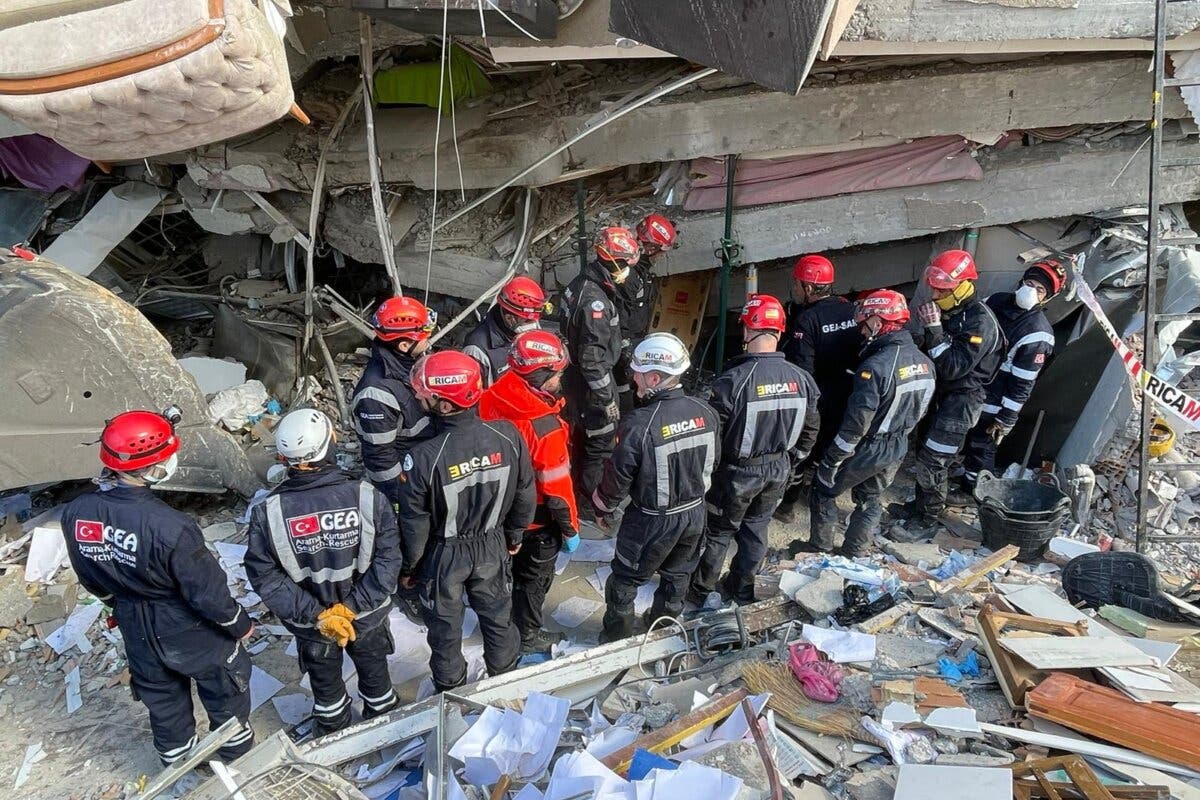El ERICAM logra rescatar con vida al hombre al que buscaba bajo los escombros en Turquía
