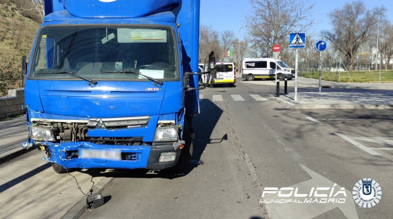 Un hombre drogado roba un camión y conduce sin carnet dañando diez vehículos en Villaverde