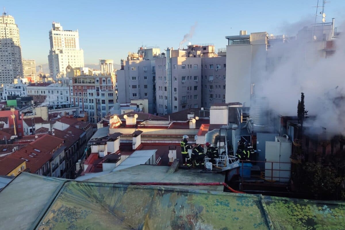 Aparatoso incendio en la azotea de un hotel del centro de Madrid
