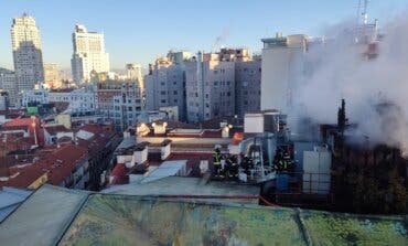 Aparatoso incendio en la azotea de un hotel del centro de Madrid
