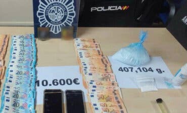 Le pillan con 400 gramos de cocaína por la calle en Ciudad Lineal y dice que son sales de baño 