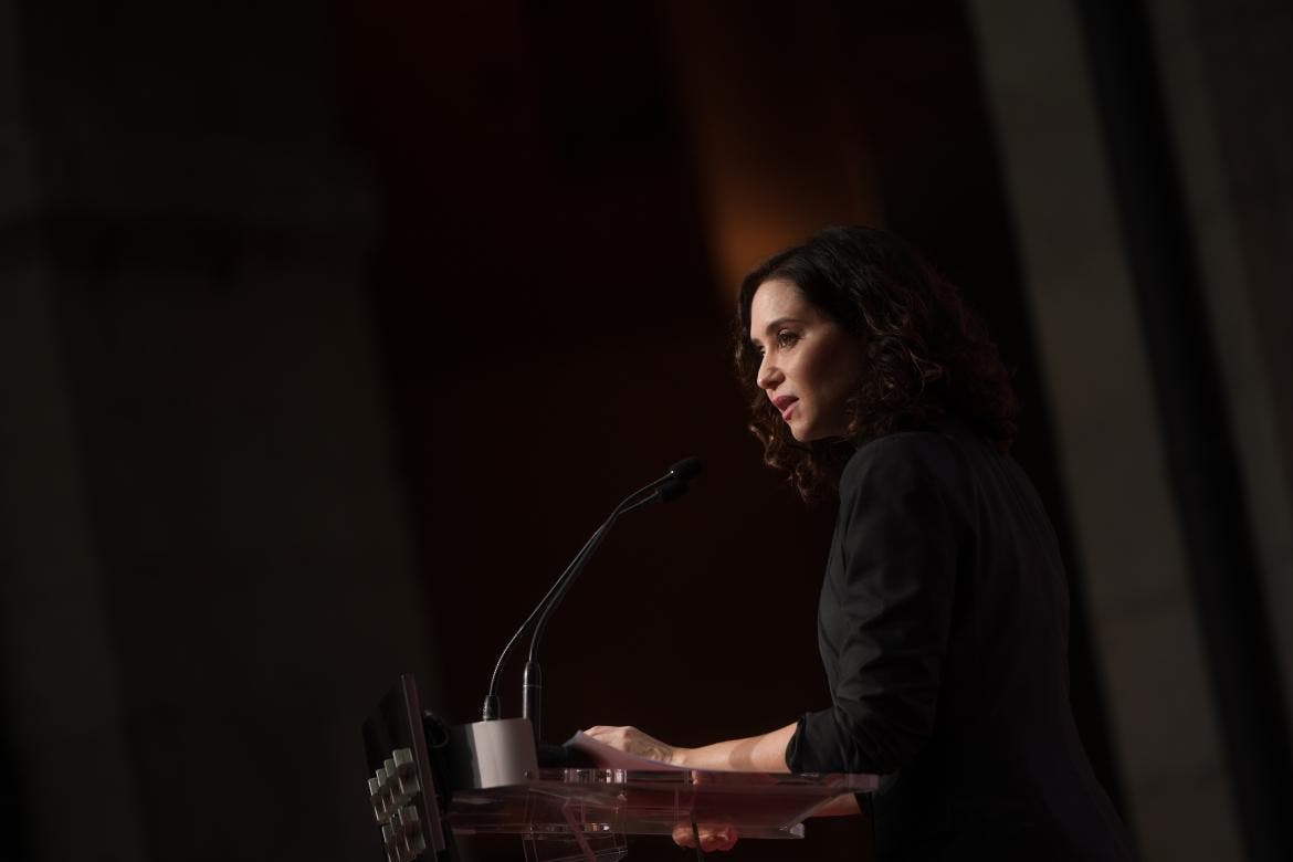 Ayuso concede la Gran Cruz a víctimas del terrorismo de Madrid: «En estos momentos, son un muro contra la mezquindad»