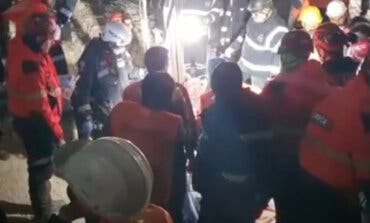 Los Bomberos de la Comunidad de Madrid rescatan a una mujer tras seis días atrapada en el terremoto de Turquía 