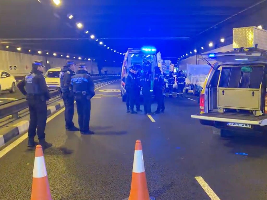 Herido grave un operario atropellado por un camión en el túnel de Plaza de Castilla