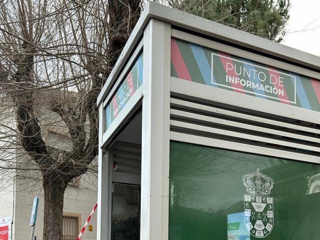 Loeches da una segunda vida a las antiguas cabinas telefónicas del municipio