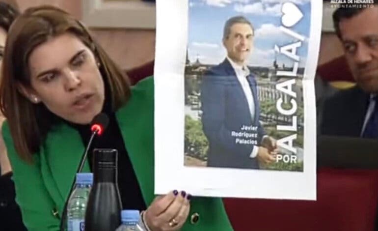 Alcalá de Henares: El alcalde oculta las siglas del PSOE en los carteles electorales 