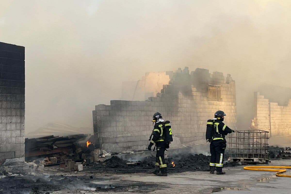 Un incendio arrasa una nave de Vallecas provocando una gran columna de humo