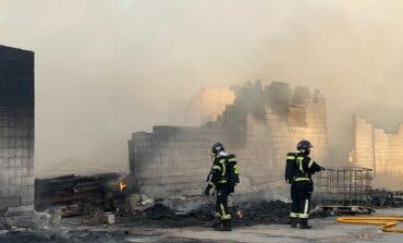 Un incendio arrasa una nave de Vallecas provocando una gran columna de humo