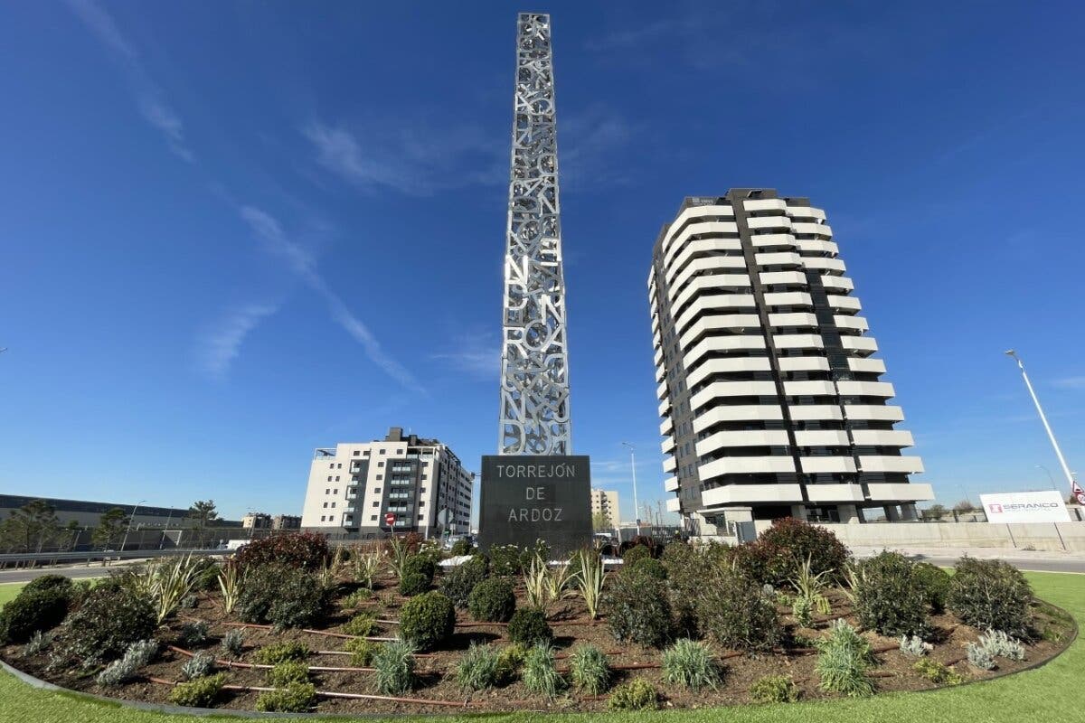 Torrejón de Ardoz luce un segundo obelisco gigante en la Avenida de la Constitución