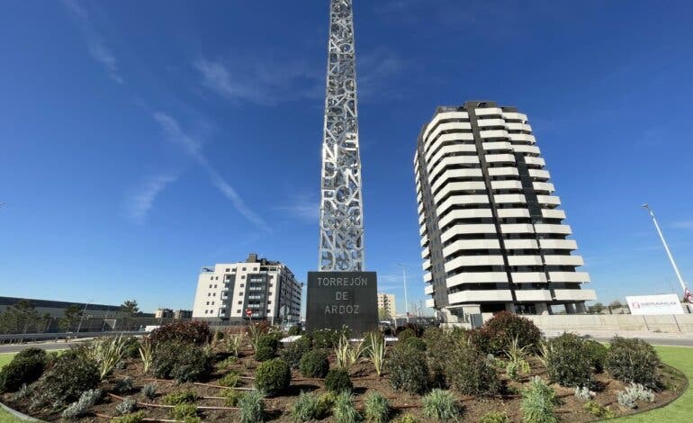 Torrejón de Ardoz luce un segundo obelisco gigante en la Avenida de la Constitución