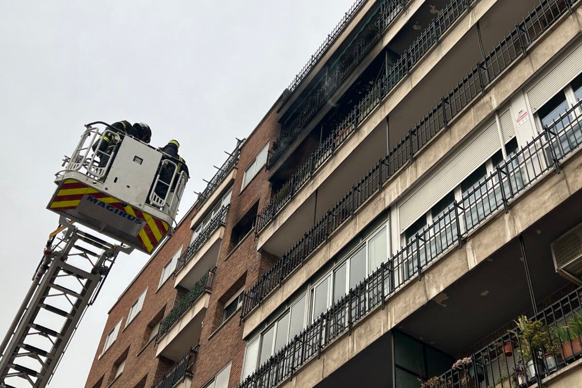 Muere una pareja de ancianos en el incendio de su vivienda en Madrid 