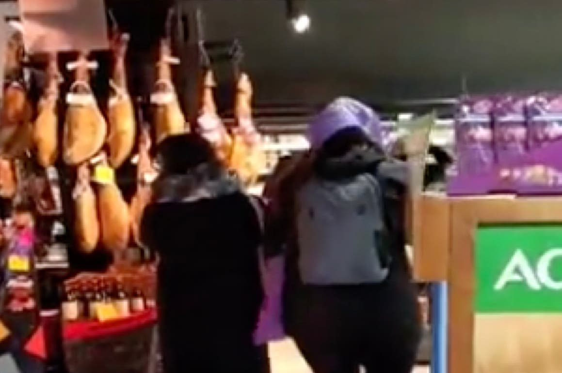 Dos feministas detenidas en Madrid por tirar al suelo a una agente de Policía tras una protesta en un supermercado 