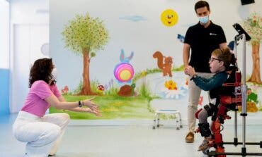 Ayuso anuncia el uso pionero de exoesqueletos para niños en hospitales públicos de Madrid 
